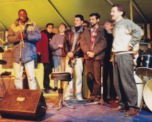 De gauche à droite au premier plan, Mamadou Baguiri, Constantin Aldea, Dezideriu Urshitz et Michel Rault, à la fête de l'intégration, le 7 décembre 1991 (Collection Michel Rault)