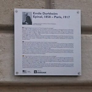 Plaque en hommage à Emile Durkheim.