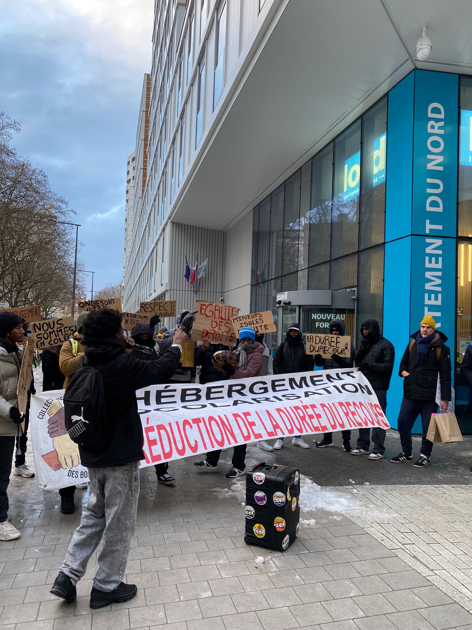 07 janvier : Rassemblement devant le departement du nord à l’initiative du collectif des jeunes en recours des bois blanc